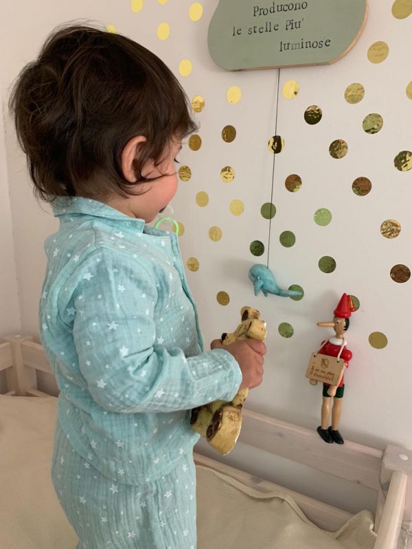 Pigiama bambino/a verde chiaro morbidissimo con stelle e  sacchetto viaggio in mussolina di cotone certificata OEKO-TEX - immagine 5