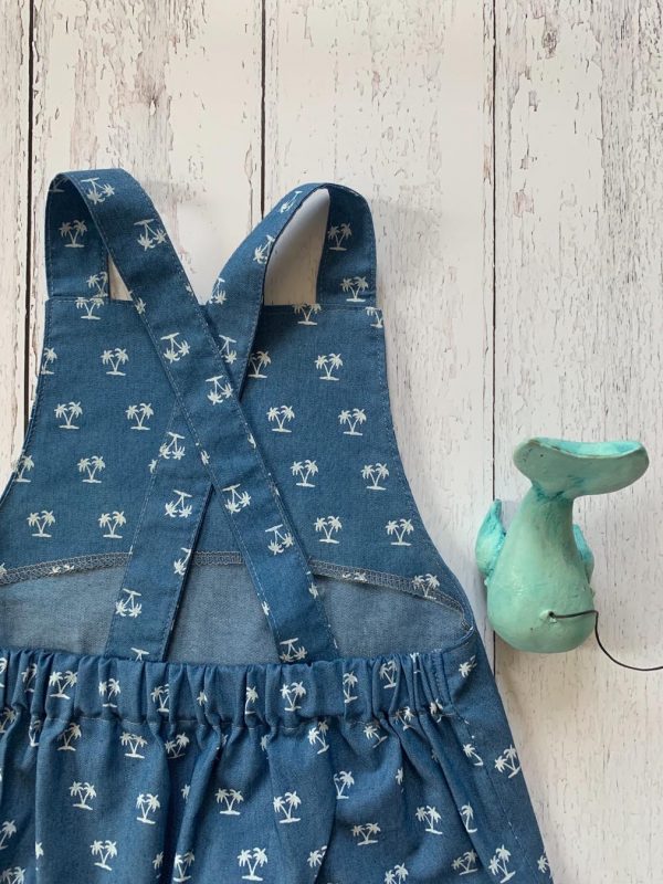 Salopette neonato/a denim con palmette bianche con bretelle regolabili e pantalone corto, in cotone. - immagine 3