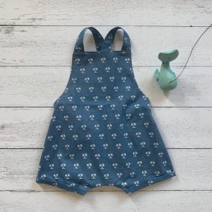 Salopette neonato/a denim con palmette bianche con bretelle regolabili e pantalone corto, in cotone.