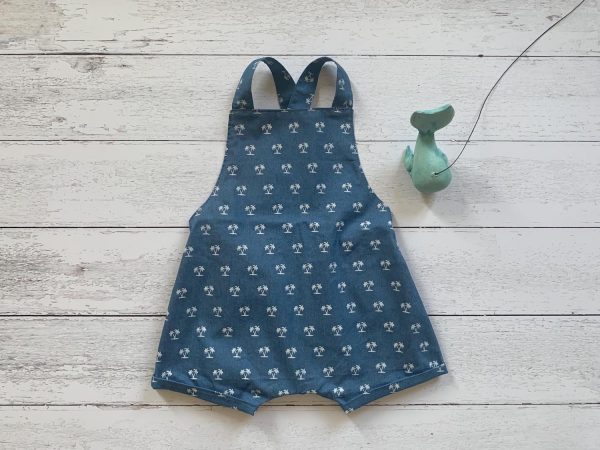 Salopette neonato/a denim con palmette bianche con bretelle regolabili e pantalone corto, in cotone.
