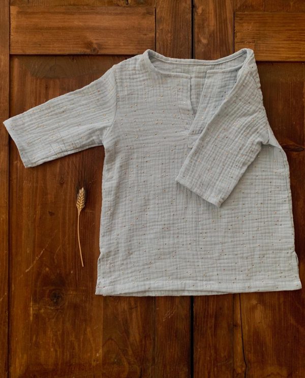 Maglia celeste bambino/a con manica a tre quarti e girocollo con spacco V in mussolina di cotone certificata OEKO-TEX - immagine 2