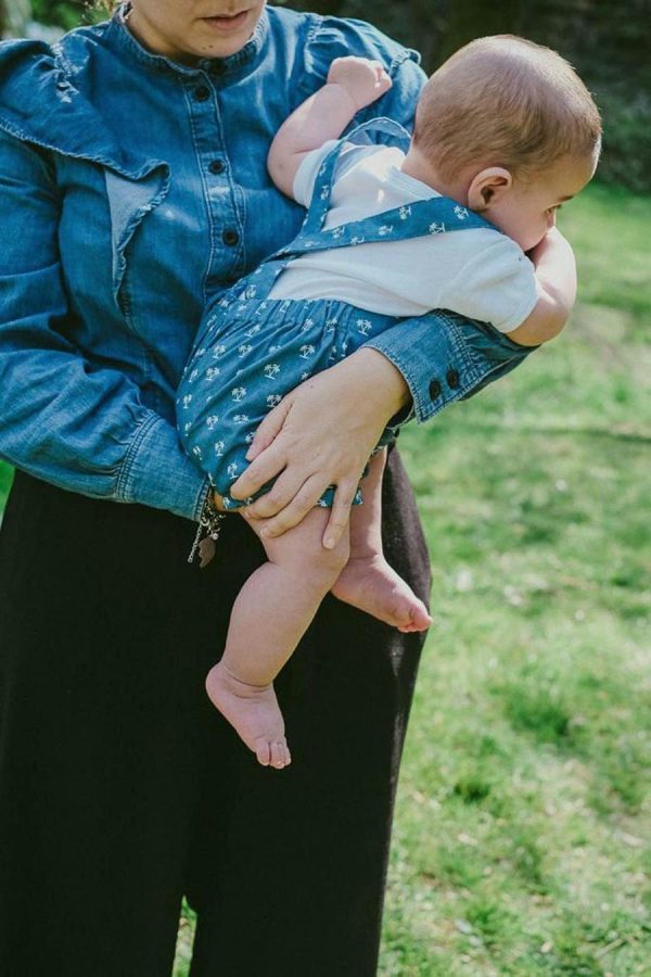 Salopette neonato/a denim con palmette bianche con bretelle regolabili e pantalone corto, in cotone. - immagine 4