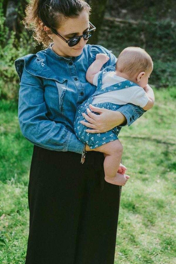 Salopette neonato/a denim con palmette bianche con bretelle regolabili e pantalone corto, in cotone. - immagine 5