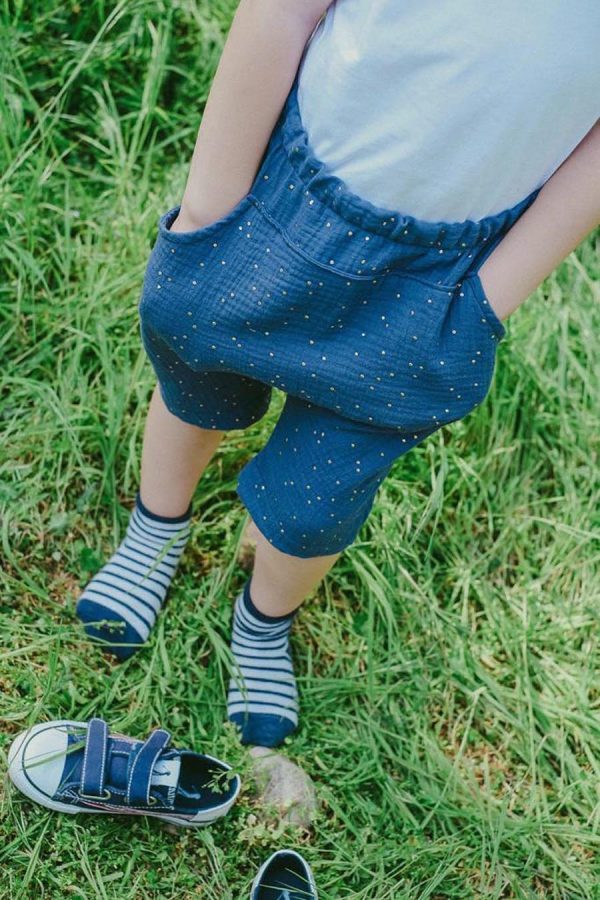 Pantaloni corti bambino/a con tasca centrale in mussolina di cotone certificata OEKO-TEX