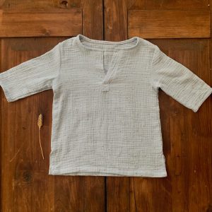 Maglia celeste bambino/a con manica a tre quarti e girocollo con spacco V in mussolina di cotone certificata OEKO-TEX
