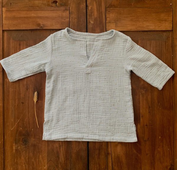 Maglia celeste bambino/a con manica a tre quarti e girocollo con spacco V in mussolina di cotone certificata OEKO-TEX