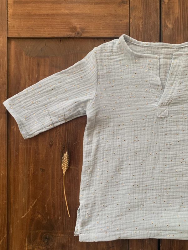 Maglia celeste bambino/a con manica a tre quarti e girocollo con spacco V in mussolina di cotone certificata OEKO-TEX - immagine 3