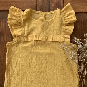 Maglia bambina con girocollo- smanicata con rouches , in tessuto plumetis di cotone certificato OEKO-TEX