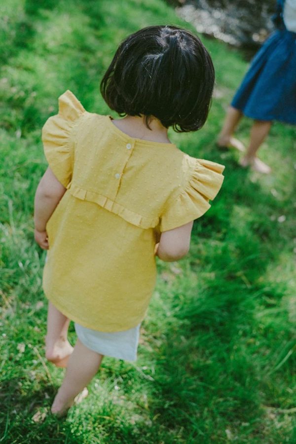 Maglia bambina con girocollo- smanicata con rouches , in tessuto plumetis di cotone certificato OEKO-TEX - immagine 4