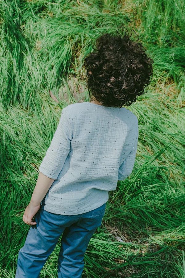 Maglia celeste bambino/a con manica a tre quarti e girocollo con spacco V in mussolina di cotone certificata OEKO-TEX - immagine 4