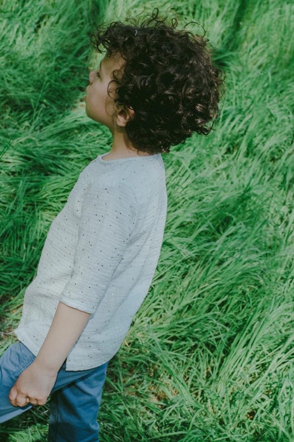Maglia celeste bambino/a con manica a tre quarti e girocollo con spacco V in mussolina di cotone certificata OEKO-TEX - immagine 5