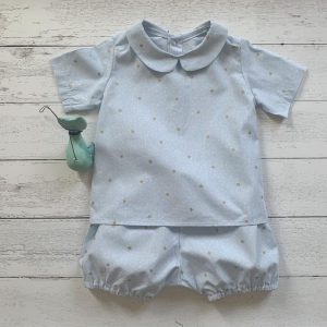 Completo neonato/a maglia con colletto- pantalone corto con stelline in cotone organico 100%.