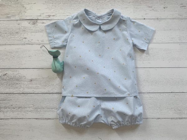 Completo neonato/a maglia con colletto- pantalone corto con stelline in cotone organico 100%.