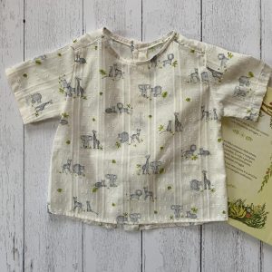 Camicia neonato/a con girocollo e bottoni sul retro, in tessuto plumetis di cotone.