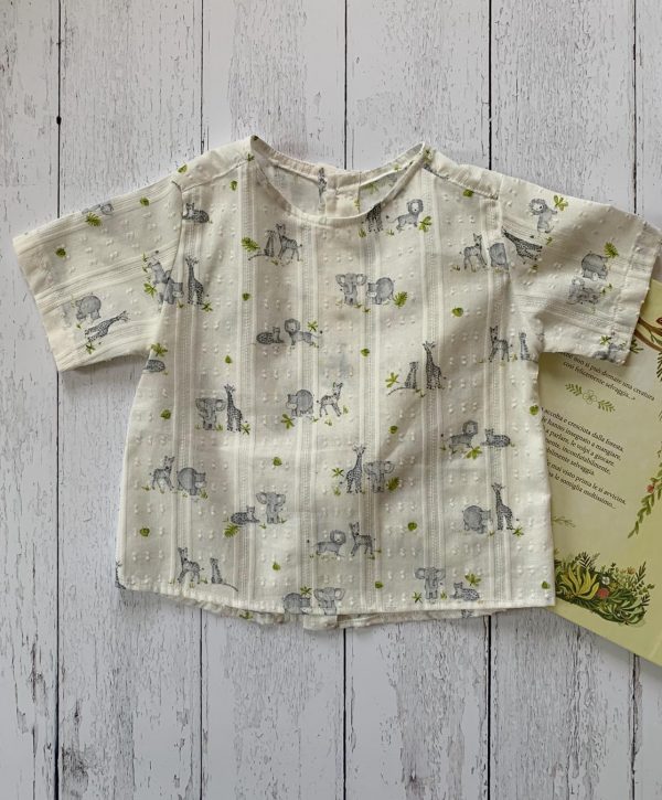Camicia neonato/a con girocollo e bottoni sul retro, in tessuto plumetis di cotone.