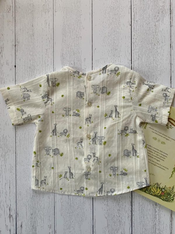 Camicia neonato/a con girocollo e bottoni sul retro, in tessuto plumetis di cotone. - immagine 2