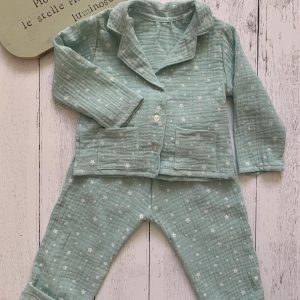 Pigiama bambino/a verde chiaro morbidissimo con stelle e sacchetto viaggio in mussolina di cotone certificata OEKO-TEX