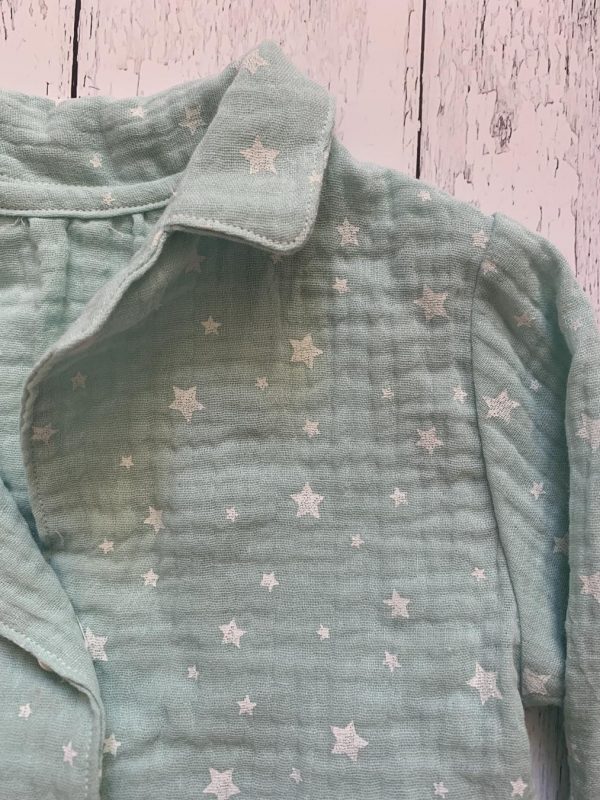 Pigiama bambino/a verde chiaro morbidissimo con stelle e sacchetto viaggio in mussolina di cotone certificata OEKO-TEX