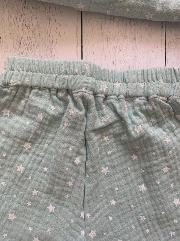 Pigiama bambino/a verde chiaro morbidissimo con stelle e sacchetto viaggio in mussolina di cotone certificata OEKO-TEX