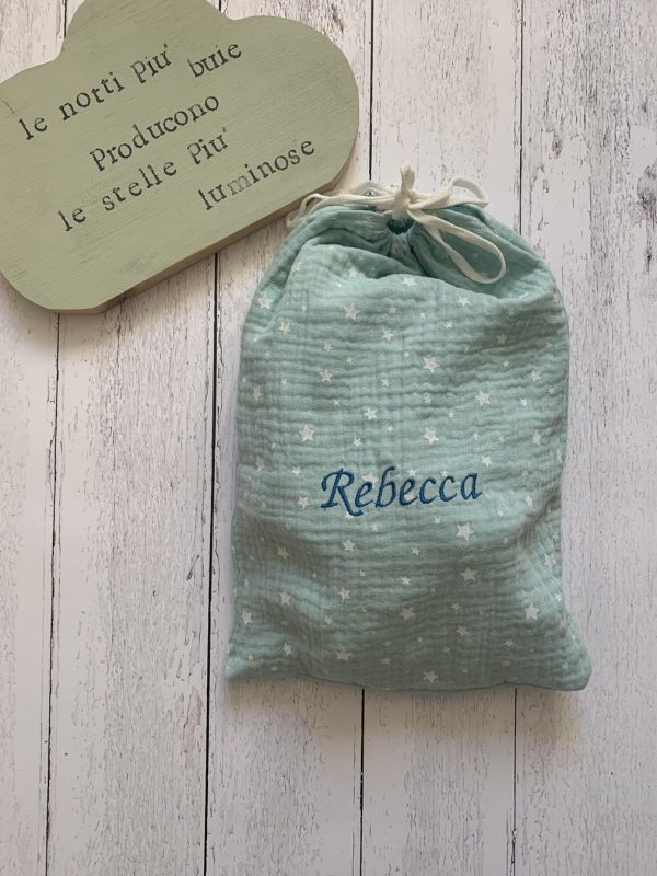 Pigiama bambino/a verde chiaro morbidissimo con stelle e sacchetto viaggio in mussolina di cotone certificata OEKO-TEX