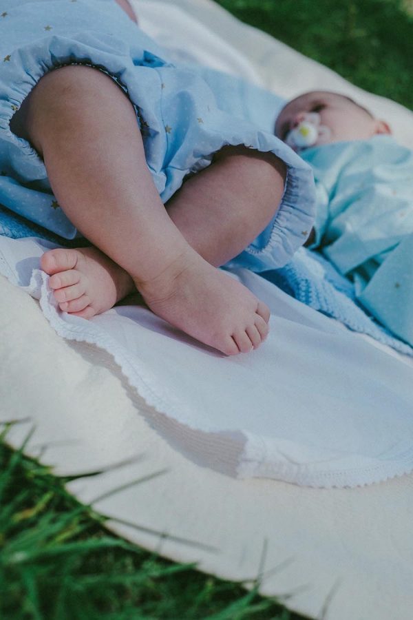 Completo neonato/a maglia con colletto- pantalone corto con stelline in cotone organico 100%. - immagine 5