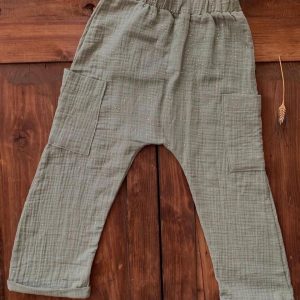 Pantalone bambino/ a con cavallo basso e tasconi laterali applicati in mussolina di cotone certificata OEKO-TEX
