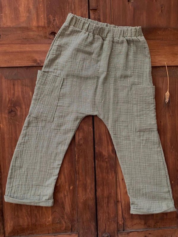 Pantalone bambino/ a con cavallo basso e tasconi laterali applicati in mussolina di cotone certificata OEKO-TEX