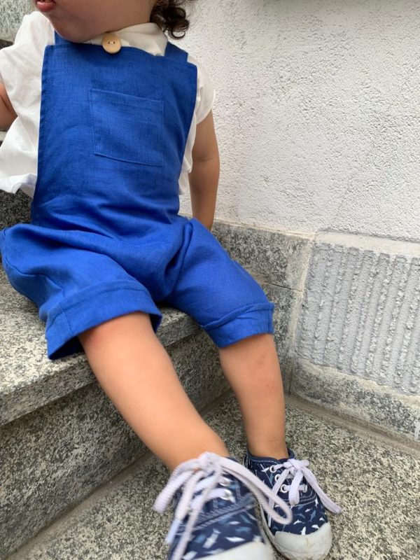 Salopette bambino/a in puro lino con bretelle regolabili e pantalone corto. - immagine 3