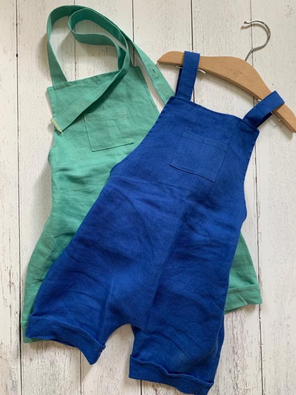 Salopette bambino/a in puro lino con bretelle regolabili e pantalone corto. - immagine 5
