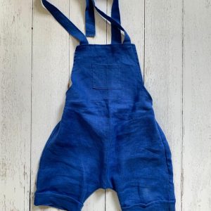 Salopette bambino/a in puro lino con bretelle regolabili e pantalone corto.