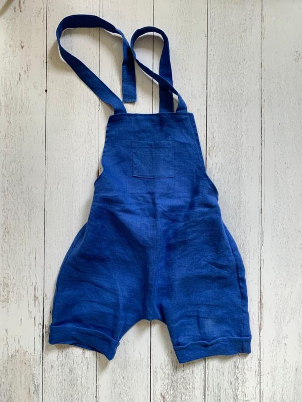 Salopette bambino/a in puro lino con bretelle regolabili e pantalone corto.