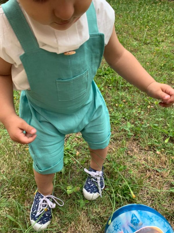 Salopette bambino/a in puro lino con bretelle regolabili e pantalone corto. - immagine 2