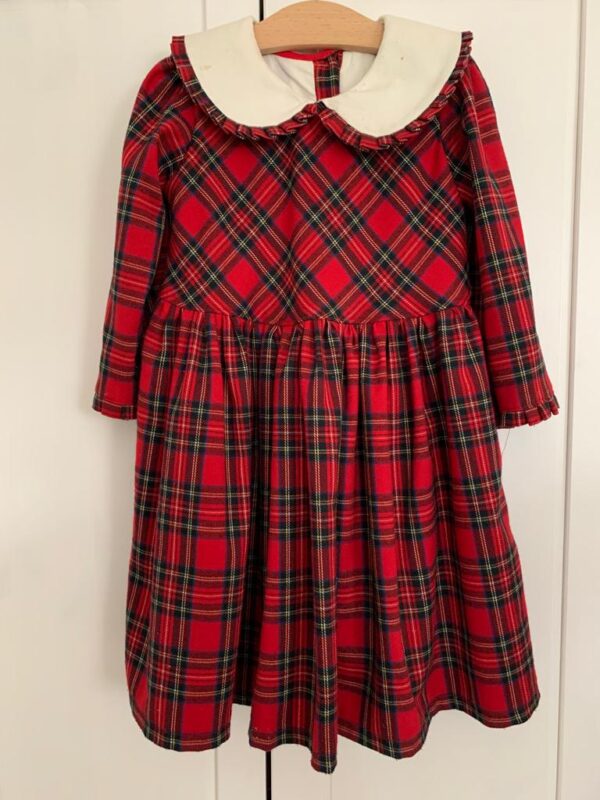 Abito tartan con maxi colletto bianco e gonna ampia