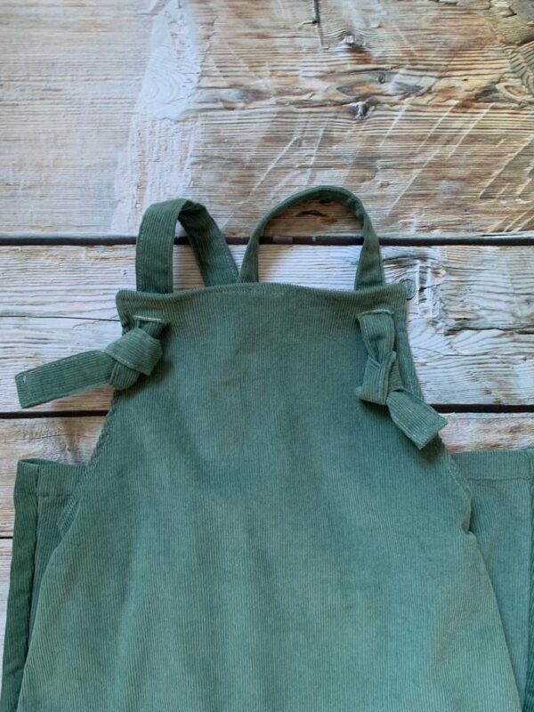 Salopette bambino-a con bretelle-pantalone lungo, in tessuto di cotone velluto rigato certificato OEKO-TEX - immagine 4