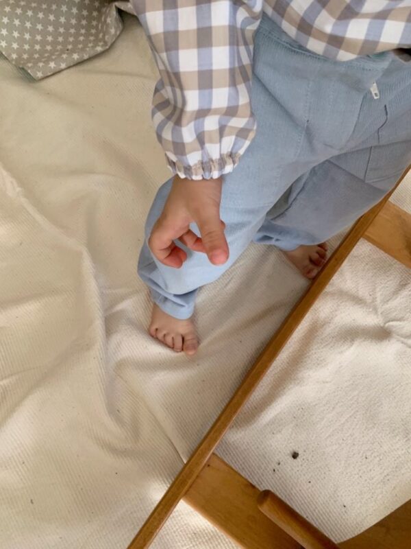 Pantalone carta da zucchero bambino-a con tasche applicate in cotone - immagine 4