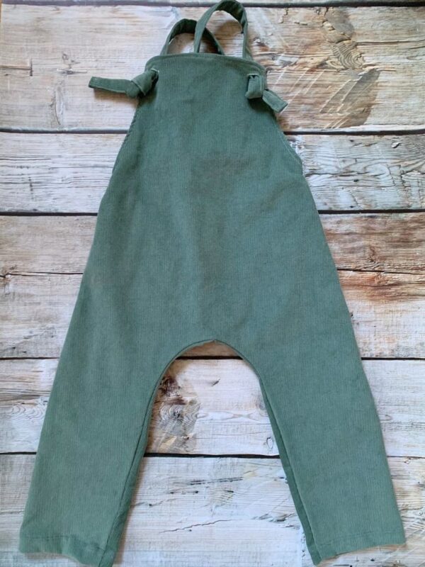 Salopette bambino-a con bretelle-pantalone lungo, in tessuto di cotone velluto rigato certificato OEKO-TEX