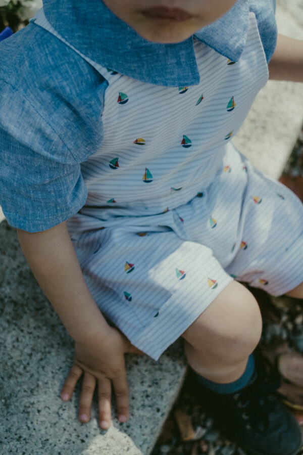 Salopette a righe con barchette, pantalone corto con bretelle in tessuto di cotone oxford certificato GOTS - immagine 4