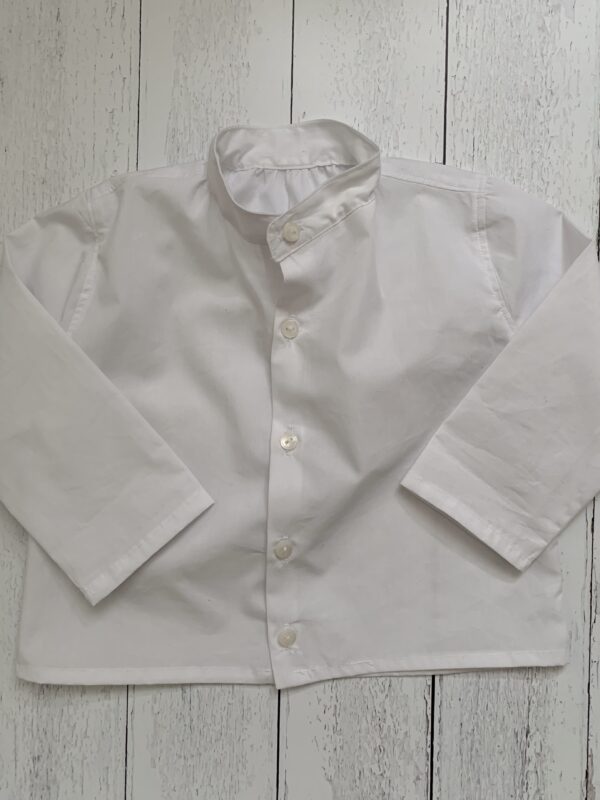Camicia in cotone morbidissimo bianco, colletto alla coreana e manica a tre quarti. Tessuto certificato cotone organico GOTS (Global Organic Textile Standard)