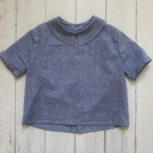 Maglia denim in lino-cotone morbidissimo, colletto e manica corta. Tessuto certificato OEKO-TEX