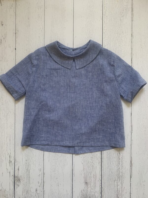 Maglia denim in lino-cotone morbidissimo, colletto e manica corta. Tessuto certificato OEKO-TEX