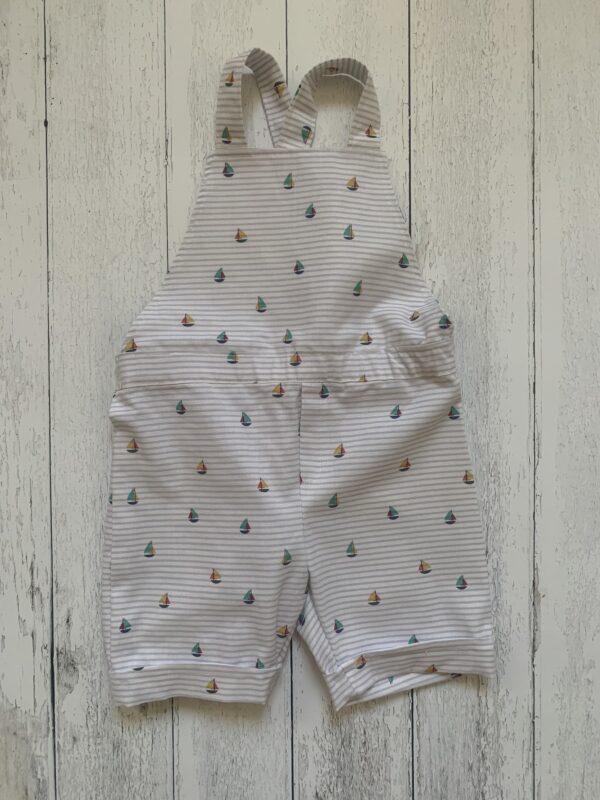Salopette a righe con barchette, pantalone corto con bretelle in tessuto di cotone oxford certificato GOTS