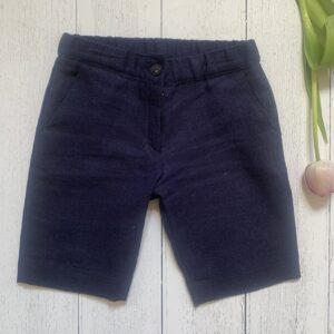 Pantalone corto blu marino al ginocchio con bottone e tasche laterali in lino-viscosa