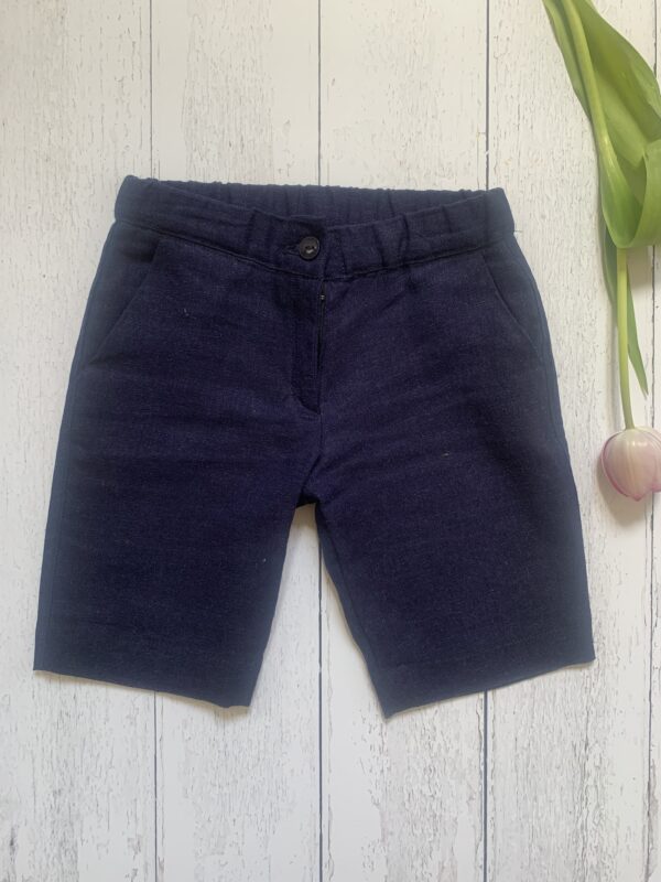 Pantalone corto blu marino al ginocchio con bottone e tasche laterali in lino-viscosa