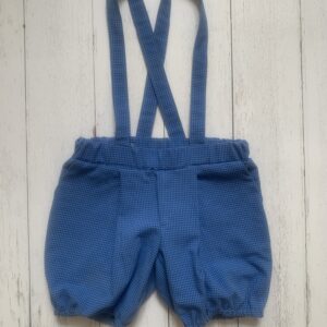 Pantalone corto stile bloomer vichy blu con bretelle, in tessuto seersucker di cotone certificato GRS ( Global Recycle Standard)