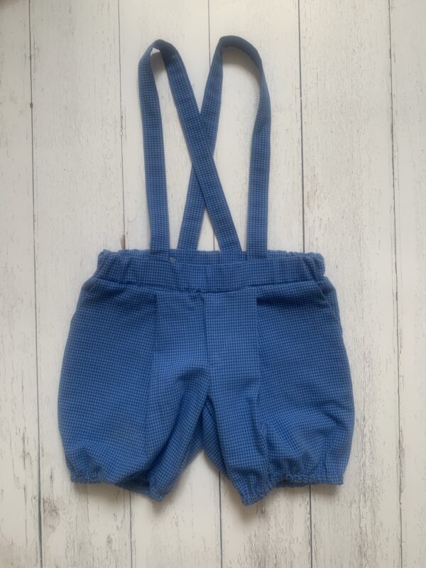 Pantalone corto stile bloomer vichy blu con bretelle, in tessuto seersucker di cotone certificato GRS ( Global Recycle Standard)