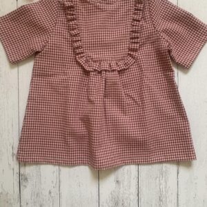 Maglia vichy rosa viola, manica corta con decoro rouches in tessuto seersucker di cotone certificato GRS ( Global Recycle Standard)