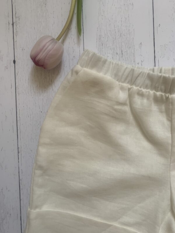 Pantalone corto panna con elastico in vita e tasche laterali, in tessuto lino-viscosa - immagine 5