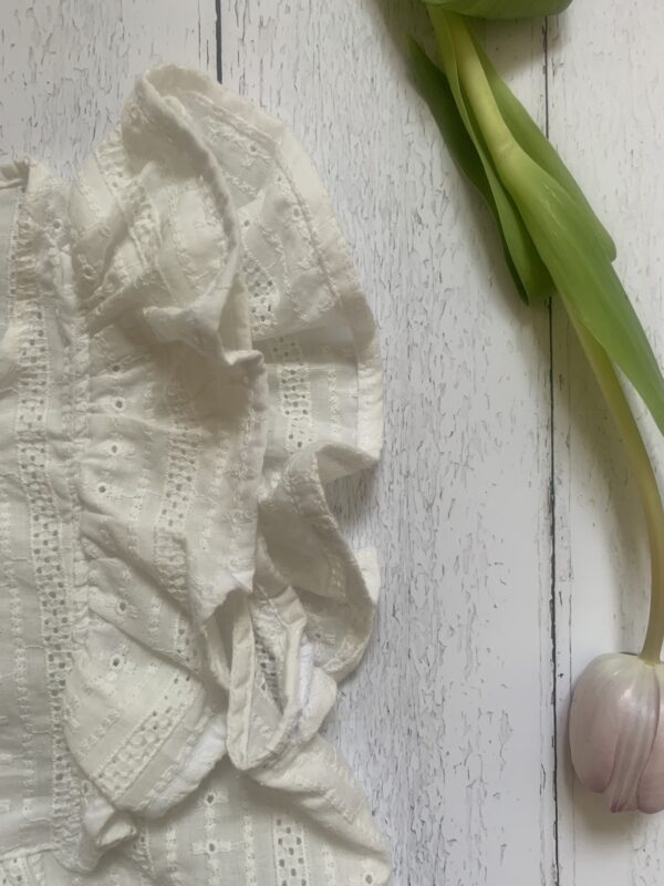 Maglia color écru bambina con girocollo- smanicata con grande rouches , in tessuto di cotone 100% san gallo certificato BCI - immagine 7