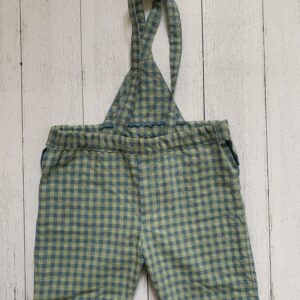 Pantalone al ginocchio con bretelle e pettina, in tessuto vichy verde blu seersucker di cotone certificato GRS ( Global Recycle Standard)