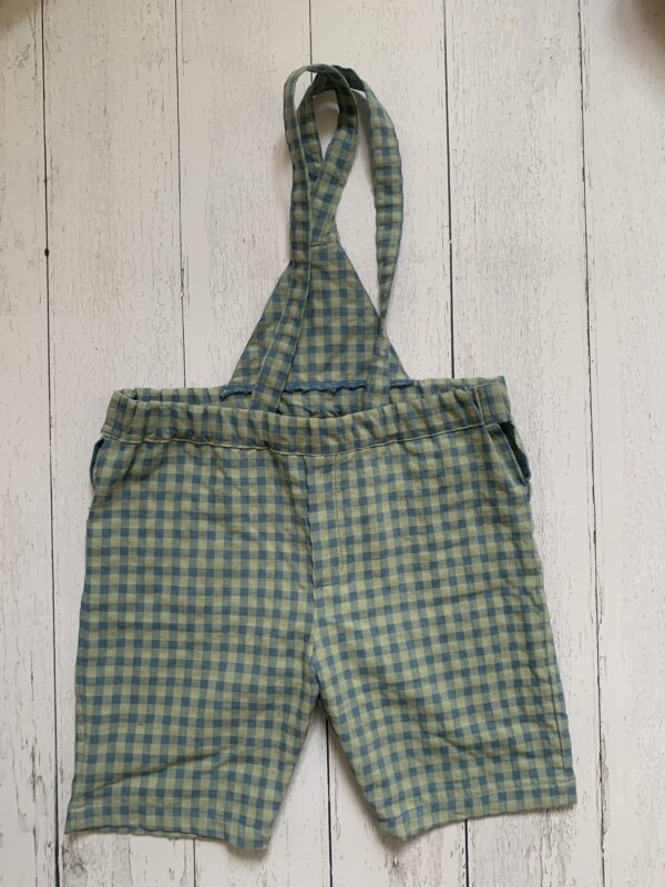 Pantalone al ginocchio con bretelle e pettina, in tessuto vichy verde blu seersucker di cotone certificato GRS ( Global Recycle Standard)